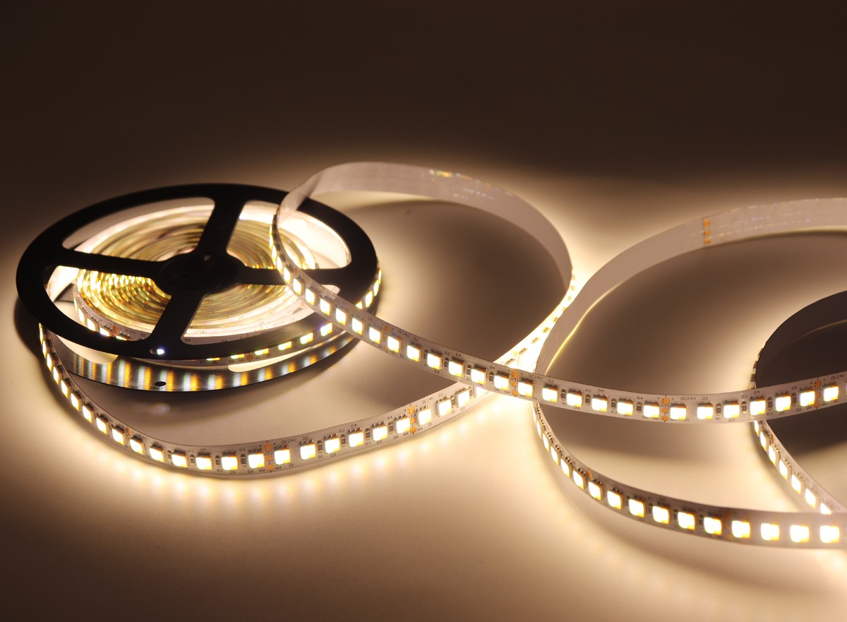 5050雙色溫 120燈 雙色溫?zé)魩?/></p><p>　　在很多節(jié)日的晚上,大家都喜歡裝飾美化自己的家中,那極其富于現(xiàn)代化色彩的led燈帶就可要大放光彩了,是裝扮節(jié)日氛圍不可缺少角色。那么漂亮的led燈帶一米是多少瓦呢?led燈帶廠家拓榮興帶大家來(lái)了解一下led燈帶的情況吧。</p><p>　　1、串并聯(lián)電路時(shí)目前燈帶的通用電路,這種方法有助于提高對(duì)于供電電壓的使用率,減少無(wú)用功率的損耗,而且可以保證驅(qū)動(dòng)電流的一致,有助于恒定LED電流,以確保LED的使用壽命,能夠保證如果有一組損壞的情況下,不會(huì)影響到其他組的正常使用。</p><p>　　2.led燈帶一米是多少瓦要看一米LED燈帶用多少燈,用的什么燈呢,不同的燈珠,W數(shù)也是不一樣的。led燈帶功率計(jì)算公式為P=UI。以5050白燈(單顆燈珠舉例),LED工作電壓(U):1.8V-3.6V(主要是晶片決定的,顏色不同工作電壓也不同);額定電流(I):[一顆燈芯10mA-20mA]功率(P):P=UI 
即功率為:3V*20mA=3V*0.02A=0.06W 
(1A=1000mA)。如果一顆燈珠是0.18瓦,那么,一米有60珠|72珠|90珠,就乘以相對(duì)應(yīng)的一米的顆數(shù)。例如你買了20米5050款60珠的led燈帶,那功率是P=0.18*60*20=216瓦;1米就是10.8瓦。</p><p>　　3、0603 0805 1210 5050是指LED燈帶上面使用的發(fā)光元件LED尺寸(英制/公制)。0603 
換算成公制1005,表示LED發(fā)光元件的長(zhǎng)度是1.0mm 寬度是0.5mm 0805 換算成公制2125,表示LED發(fā)光元件的長(zhǎng)度是2.0mm 
寬度是1.25mm;1210 換算成公制3528,表示LED發(fā)光元件的長(zhǎng)度是3.5mm 寬度是2.8mm;5050是公制叫法,表示LED元件長(zhǎng)度是5.0mm 
寬度是5.0mm。</p><p>　　以上是關(guān)于led燈帶一米是多少瓦的相關(guān)介紹，相信大家對(duì)led燈帶都有一定了解。</p><p><br/></p>        <p style=